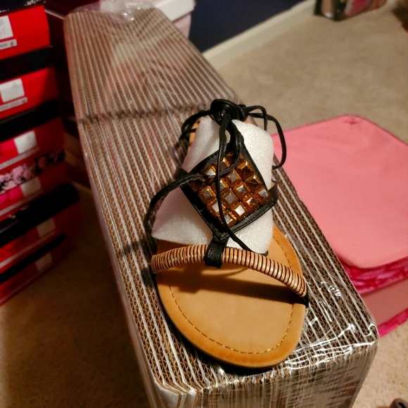 Shelly's wrap around open toe sandal - Picture 1 of 3